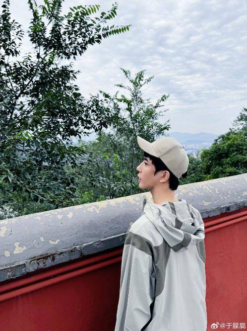 37岁男演员于朦胧被传坠楼<strong></p>
<p>银轮股份股票</strong>,7月刚注销工作室,警方回应