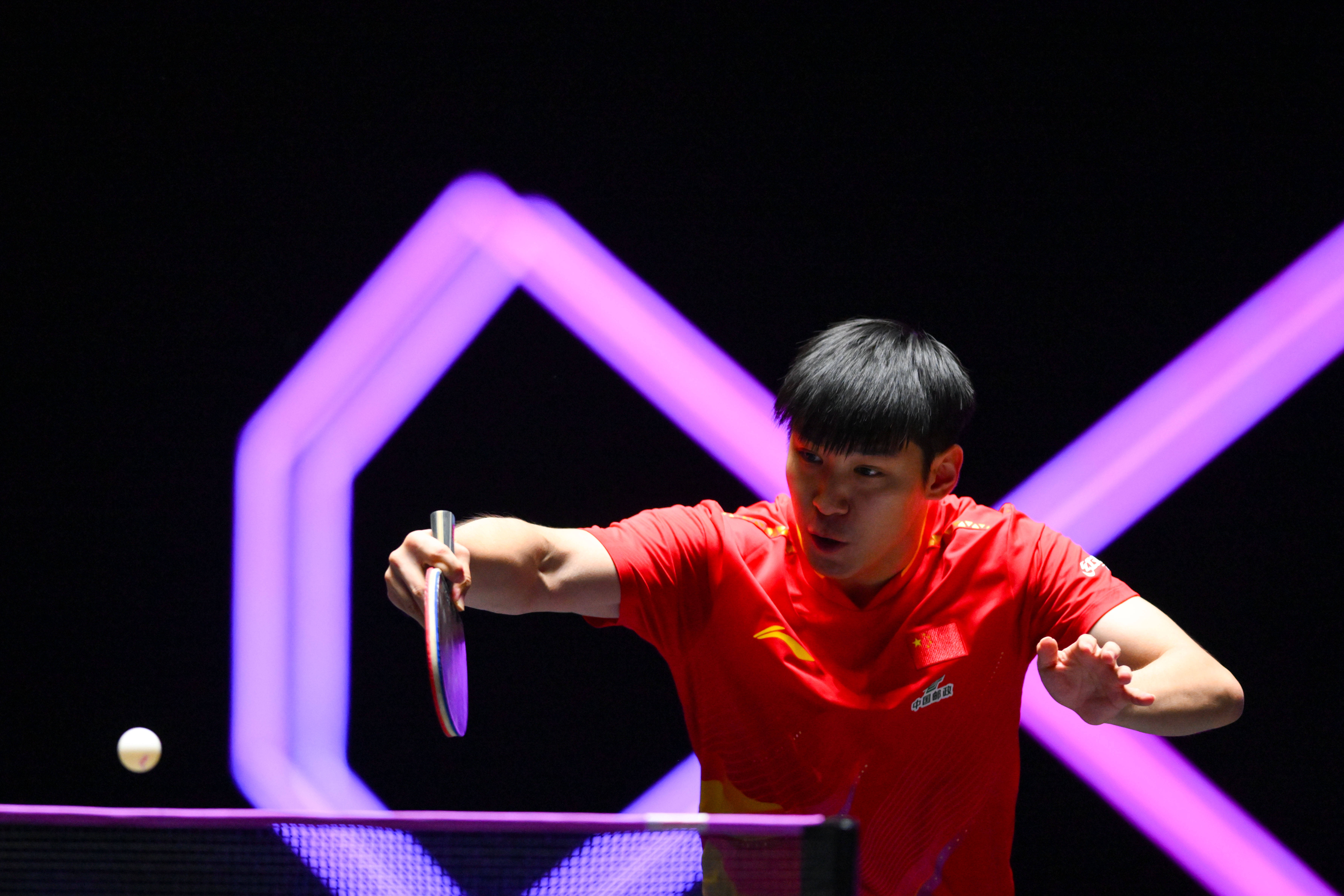 (体育)乒乓球——WTT澳门冠军赛:薛飞淘汰张本智和 晋级男单16强