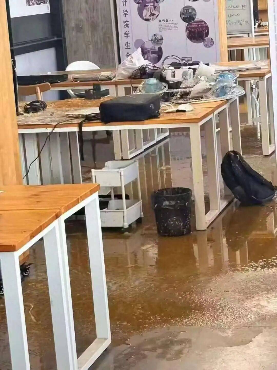 浙江杭州一女生教室正做作业<strong></p>
<p>银轮股份股票</strong>,头顶管道破裂被污水淋头,情绪崩溃大哭,中国美院良渚校区:眼镜堵塞管道致泄漏,女生已得到安抚