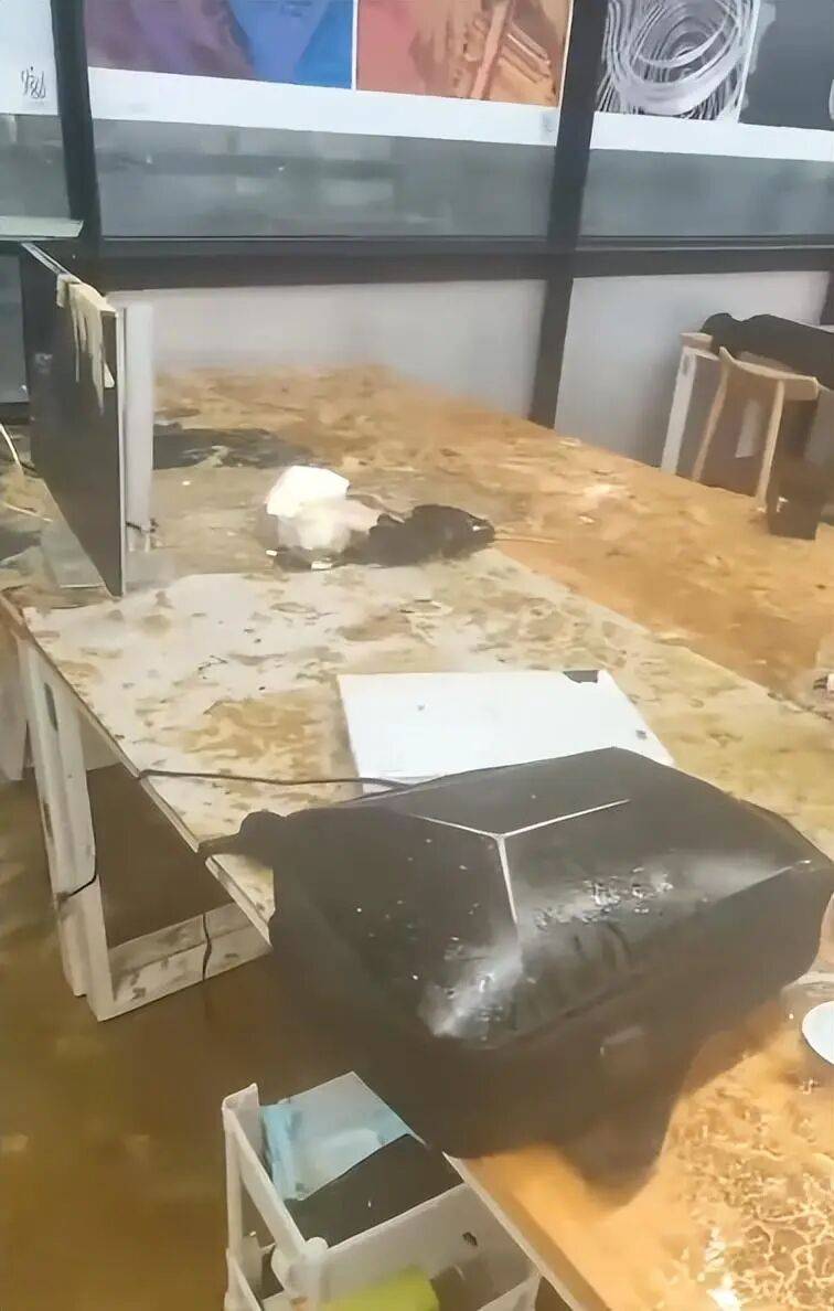 浙江杭州一女生教室正做作业<strong></p>
<p>银轮股份股票</strong>,头顶管道破裂被污水淋头,情绪崩溃大哭,中国美院良渚校区:眼镜堵塞管道致泄漏,女生已得到安抚