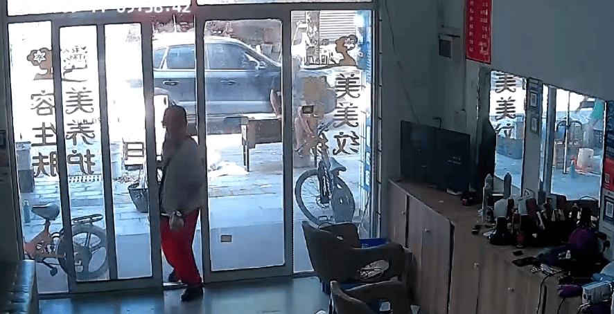 浙江一店主允许大妈门口摆摊<strong></p>
<p>马应龙股票</strong>,时常被大妈“投喂”蔬果:每次收摊时,都打扫得干干净净