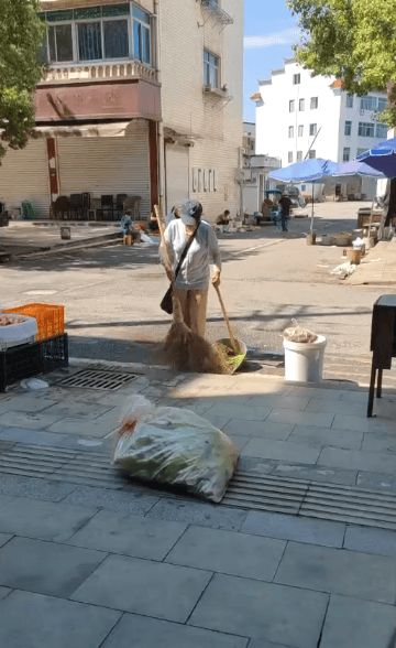 浙江一店主允许大妈门口摆摊<strong></p>
<p>马应龙股票</strong>,时常被大妈“投喂”蔬果:每次收摊时,都打扫得干干净净