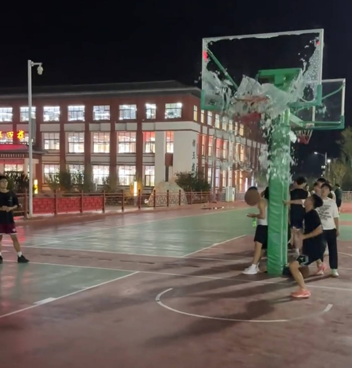 郑州178厘米大学生扣碎篮板<strong></p>
<p>浙江东方股票</strong>,校方:说明弹跳力好!学校出资购买新篮板,已安装好