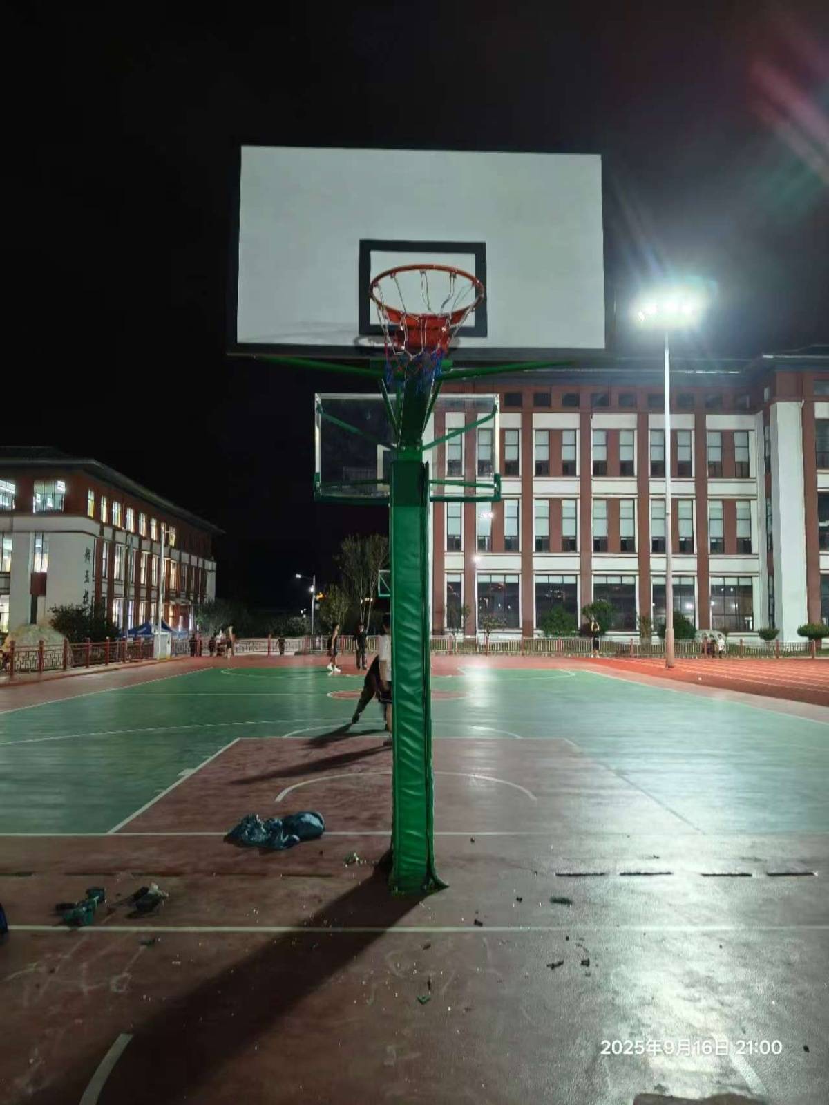 郑州178厘米大学生扣碎篮板<strong></p>
<p>浙江东方股票</strong>,校方:说明弹跳力好!学校出资购买新篮板,已安装好