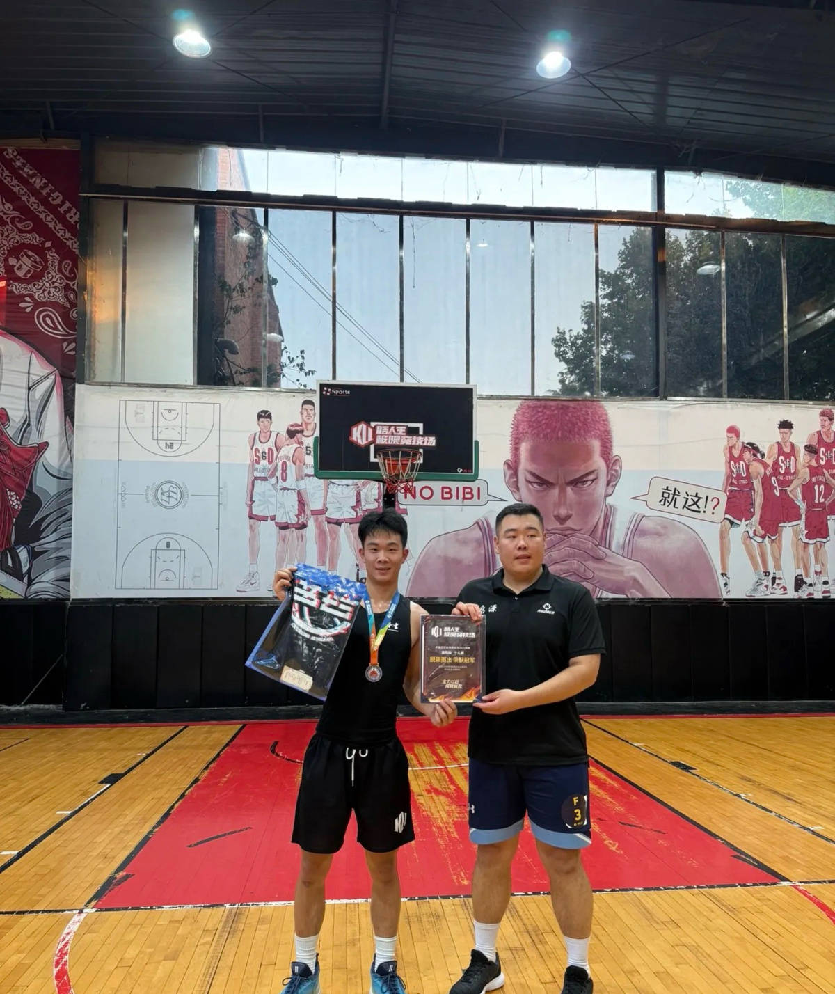 郑州178厘米大学生扣碎篮板<strong></p>
<p>浙江东方股票</strong>,校方:说明弹跳力好!学校出资购买新篮板,已安装好