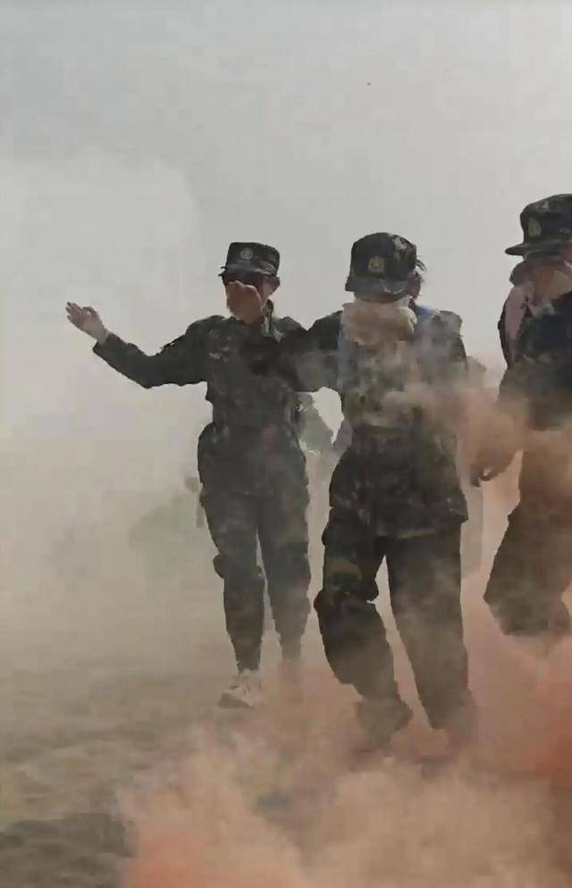 塔里木大学军训真硬核!8400余名新生分批穿越沙漠<strong></p>
<p>浙江东方股票</strong>,匍匐前进、沙漠拉烟,堪比“沙场点兵”大片