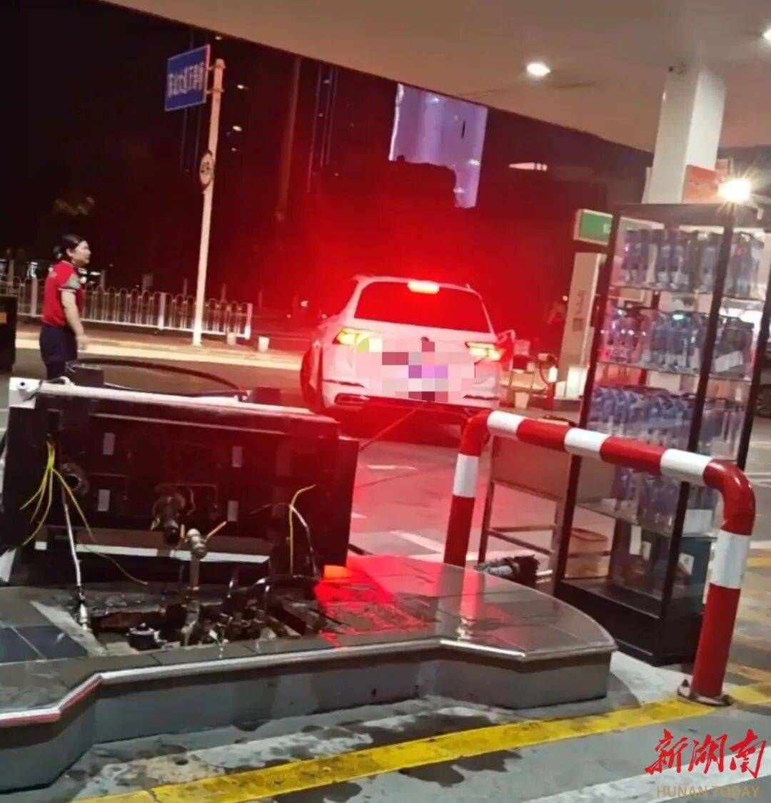 湖北一车主加完油忘拔加油枪开车就走<strong></p>
<p>宝钢股份股票</strong>，直接拽倒加油机，工作人员：幸好加油机的切断阀自动紧急关闭