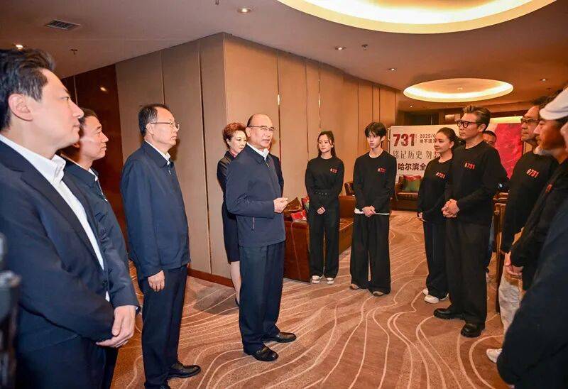 黑龙江省委书记许勤、省政协主席蓝绍敏<strong></p>
<p>宝钢股份股票</strong>,出席《731》全球首映