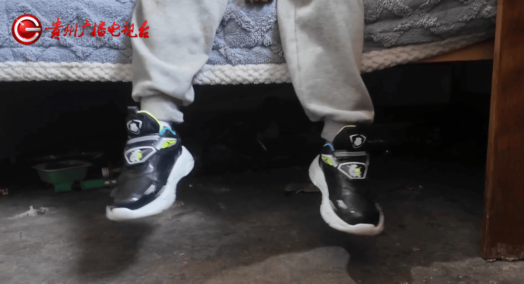 心酸!12岁男孩“独居”贵阳一安置房内<strong></p>
<p>同济科技股票</strong>,父亲回应:迫于无奈,因为……