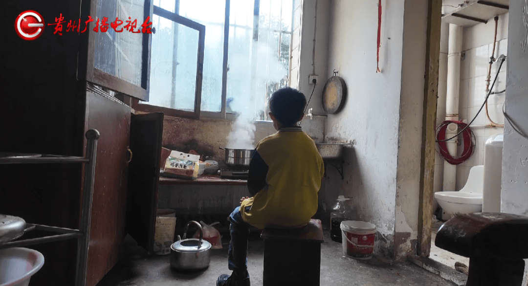 心酸!12岁男孩“独居”贵阳一安置房内<strong></p>
<p>同济科技股票</strong>,父亲回应:迫于无奈,因为……