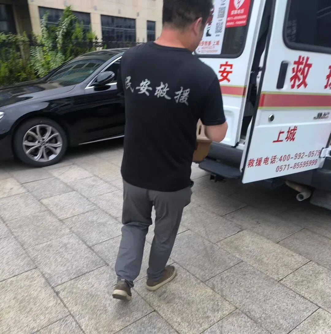 事发杭州高架<strong></p>
<p>股票怎么买新手入门</strong>!“白色不明物体”拦路?仔细一看不得了