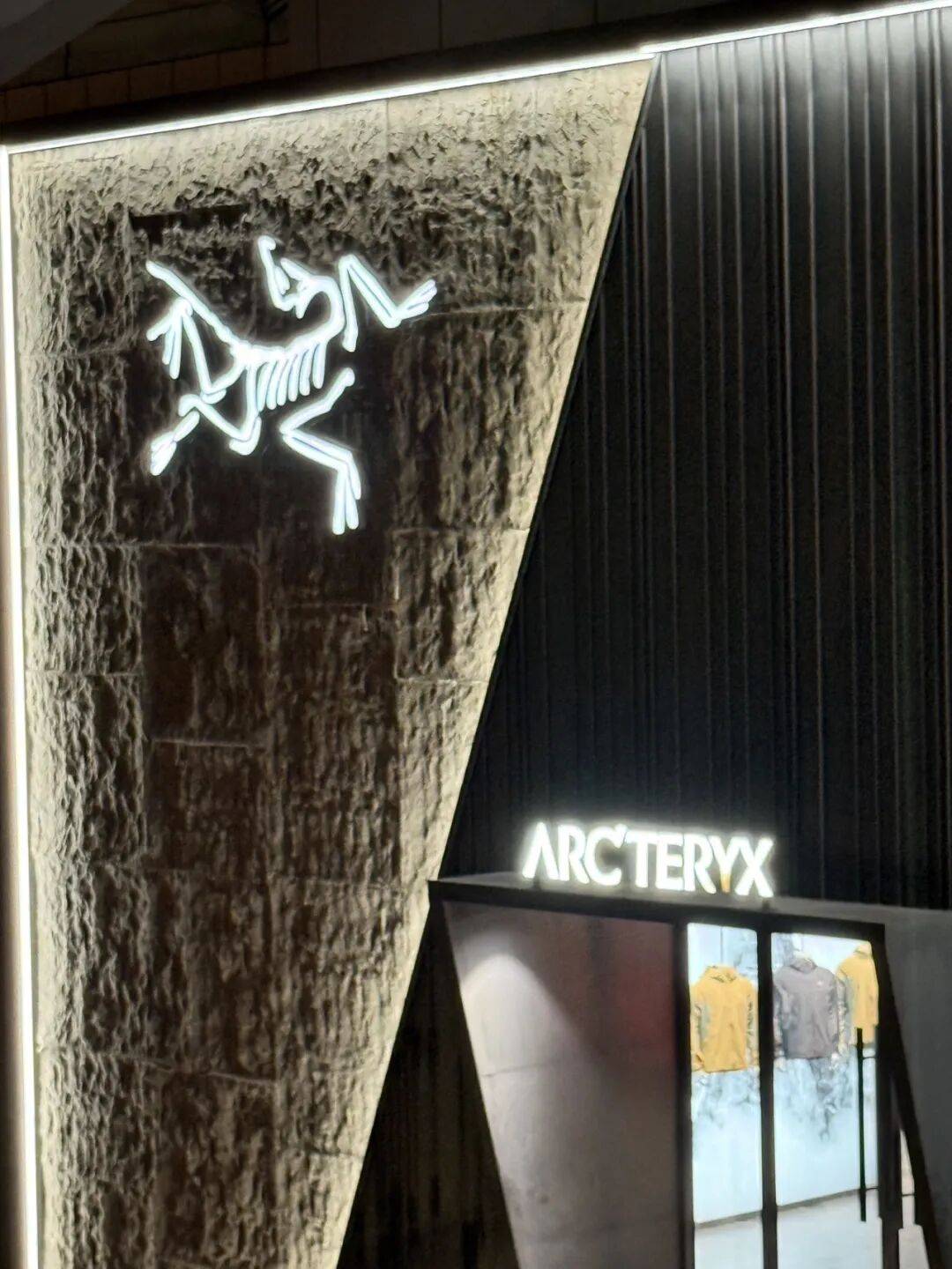 消费者开始退货<strong></p>
<p>股票怎么买新手入门</strong>!始祖鸟又被曝海内外道歉内容不一致