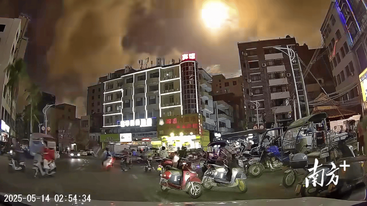 423公斤陨石在茂名电白挖出<strong></p>
<p>百大集团股票</strong>,系国内目击降落第二大单体陨石