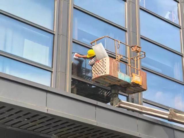 北京一座大厦楼下躺了14只鸟<strong></p>
<p>鱼跃医疗股票</strong>,12只已死亡!元凶竟是玻璃