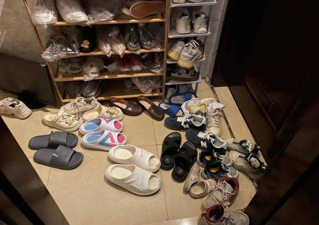 物业“不让门口放鞋子”<strong></p>
<p>鱼跃医疗股票</strong>,门口放鞋柜违法吗?