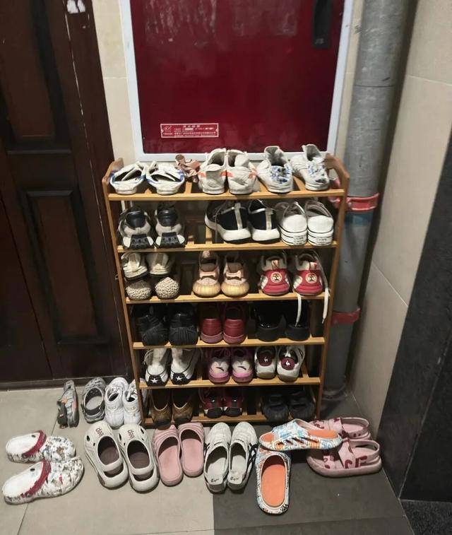 物业“不让门口放鞋子”<strong></p>
<p>鱼跃医疗股票</strong>,门口放鞋柜违法吗?