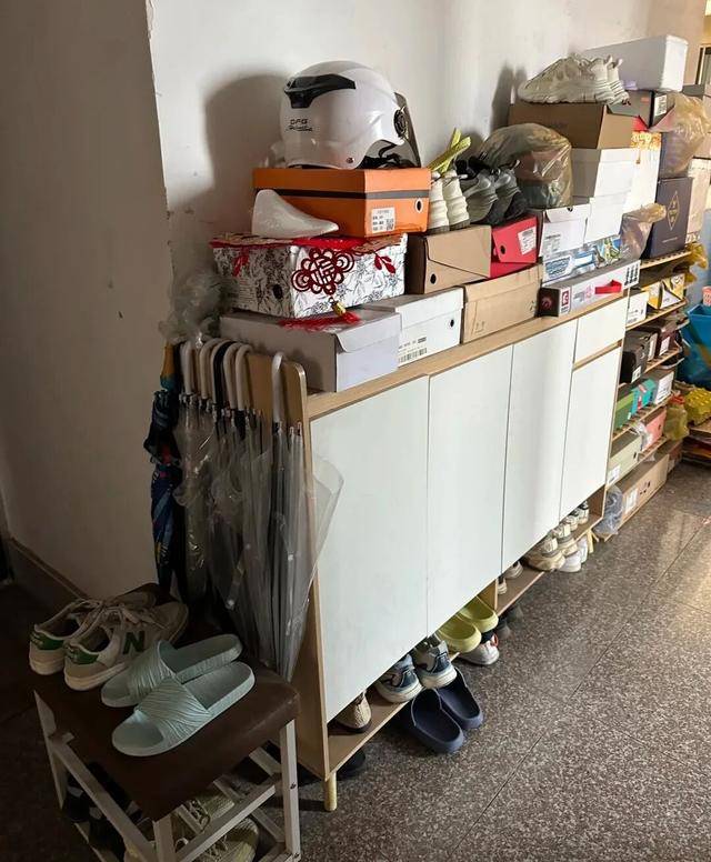 物业“不让门口放鞋子”<strong></p>
<p>鱼跃医疗股票</strong>,门口放鞋柜违法吗?