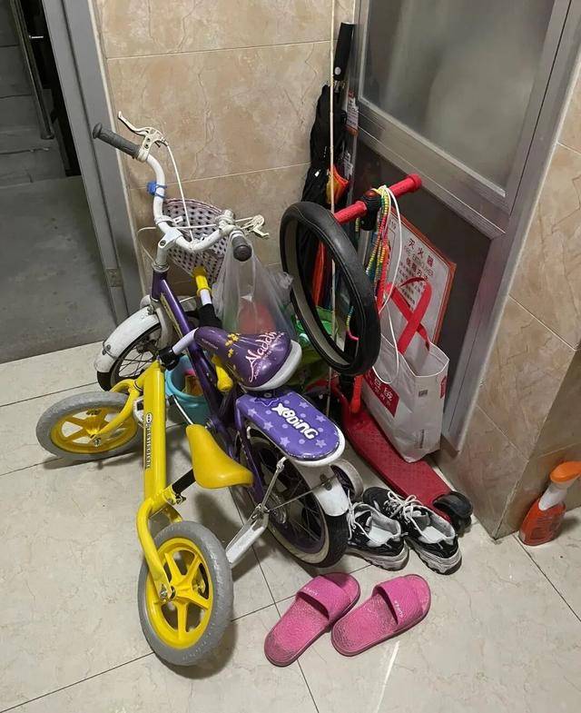 物业“不让门口放鞋子”<strong></p>
<p>鱼跃医疗股票</strong>,门口放鞋柜违法吗?