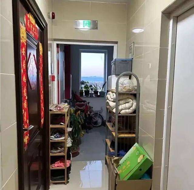 物业“不让门口放鞋子”<strong></p>
<p>鱼跃医疗股票</strong>,门口放鞋柜违法吗?