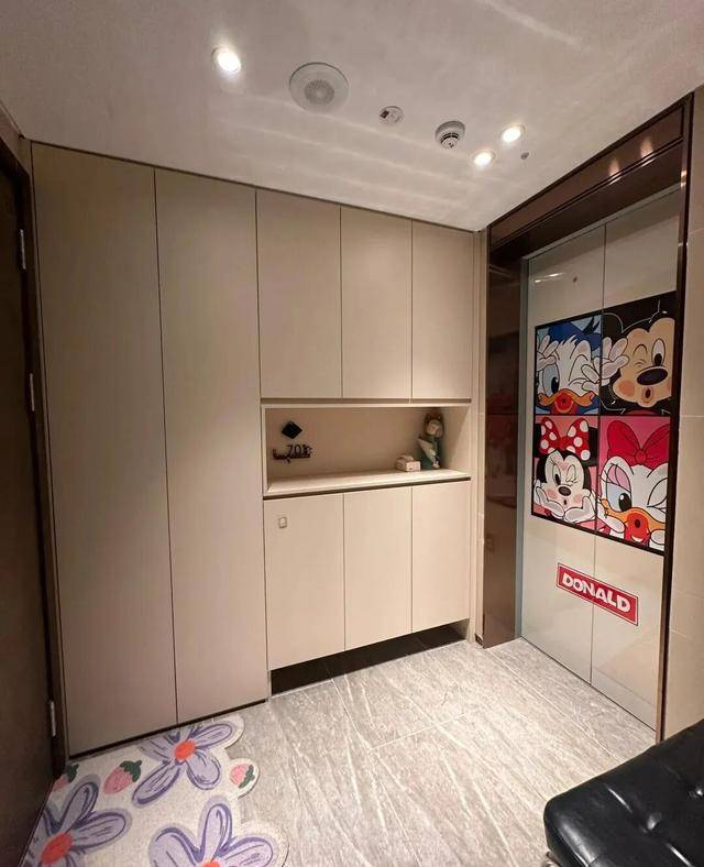 物业“不让门口放鞋子”<strong></p>
<p>鱼跃医疗股票</strong>,门口放鞋柜违法吗?