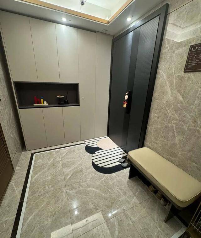 物业“不让门口放鞋子”<strong></p>
<p>鱼跃医疗股票</strong>,门口放鞋柜违法吗?