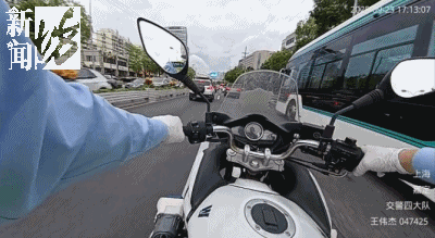 事发上海晚高峰！汹涌车流中，一男子绝望跳车，直奔民警而去……