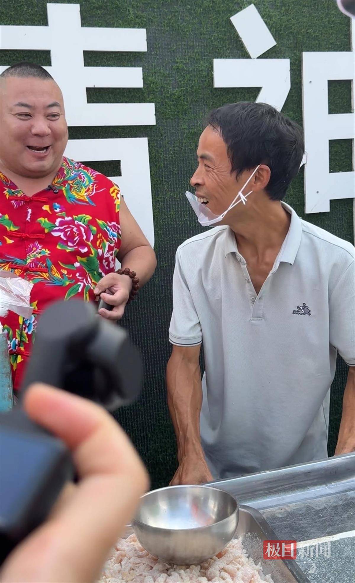 对话鸡排哥李俊永:爆火后每天一二十个镜头对着我<strong></p>
<p>旗滨集团股票</strong>,未来不考虑直播带货,更愿意和顾客待在一起