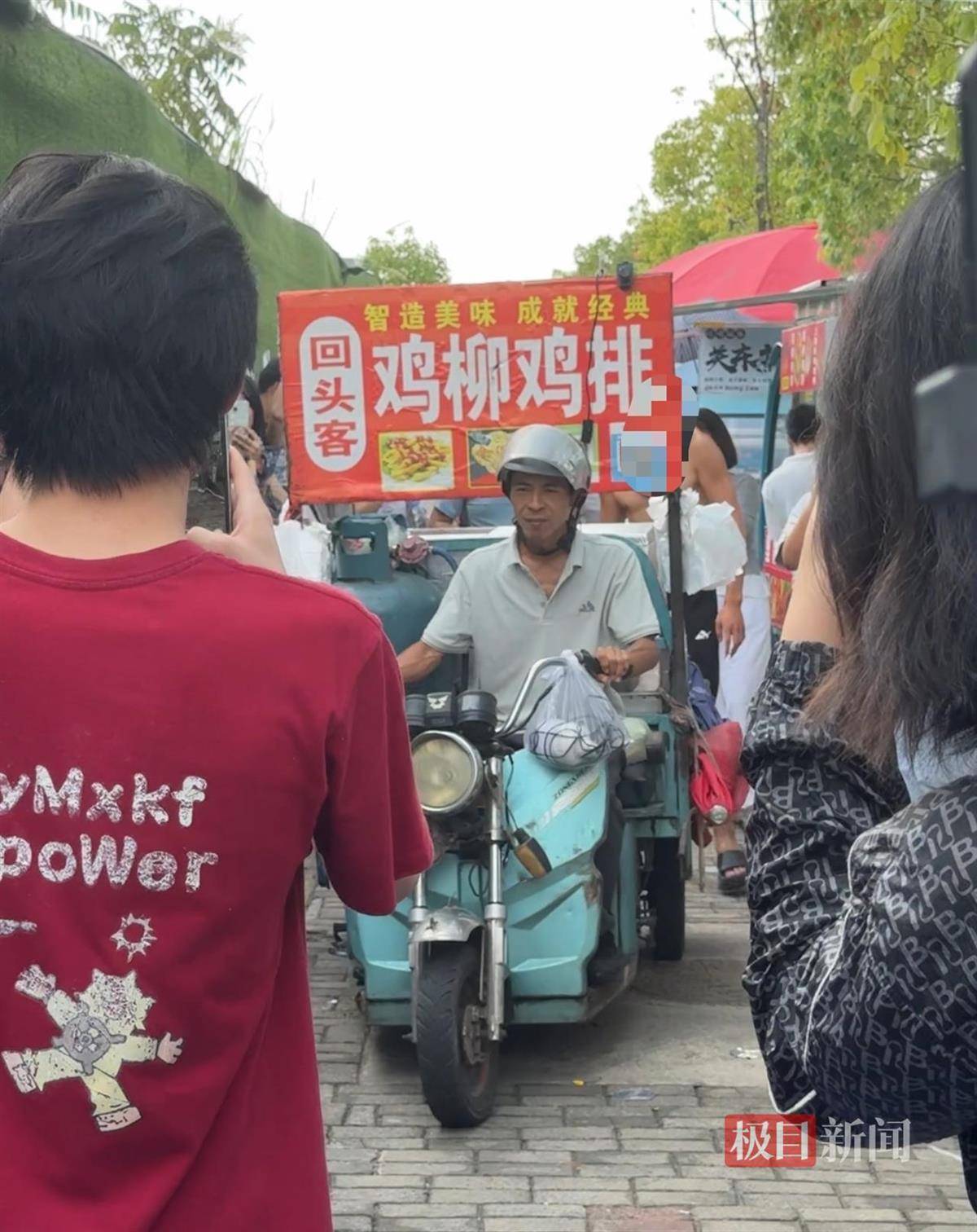 对话鸡排哥李俊永:爆火后每天一二十个镜头对着我<strong></p>
<p>旗滨集团股票</strong>,未来不考虑直播带货,更愿意和顾客待在一起