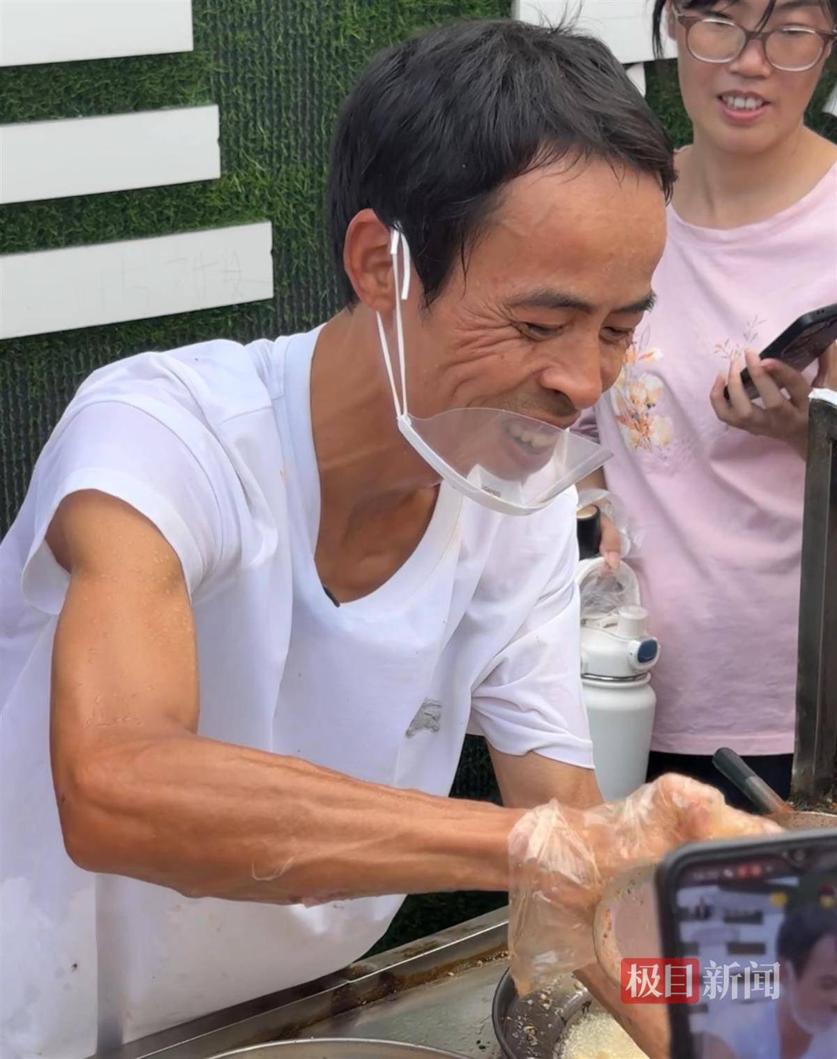 对话鸡排哥李俊永:爆火后每天一二十个镜头对着我<strong></p>
<p>旗滨集团股票</strong>,未来不考虑直播带货,更愿意和顾客待在一起