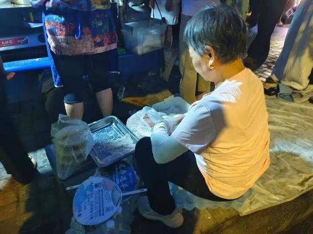 被流量砸中的“鸡排哥”:炸到中暑<strong></p>
<p>旗滨集团股票</strong>,每天睡三四个小时,怕辜负顾客不舍得休息