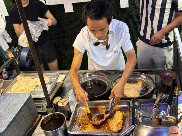 被流量砸中的“鸡排哥”:炸到中暑<strong></p>
<p>旗滨集团股票</strong>,每天睡三四个小时,怕辜负顾客不舍得休息