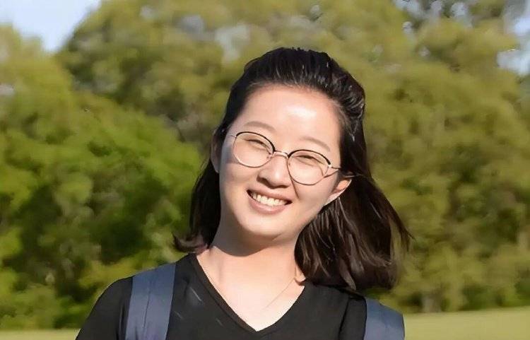 章莹颖男友国庆探望章父并协助直播<strong></p>
<p>天桥起重股票</strong>，网友劝其早点结婚，本人回应