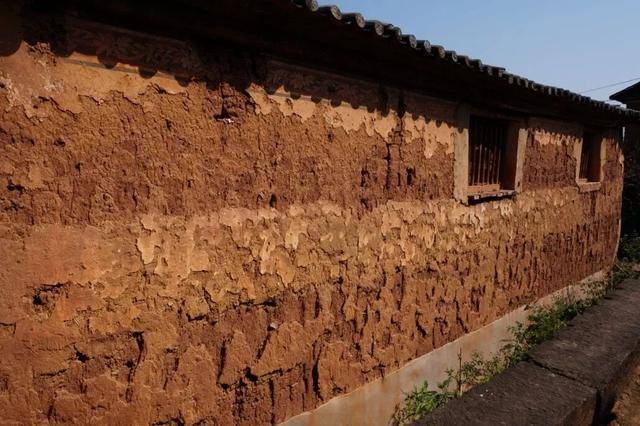 没人住的房子<strong></p>
<p>酒鬼酒股票</strong>，为什么会“老”得特别快？