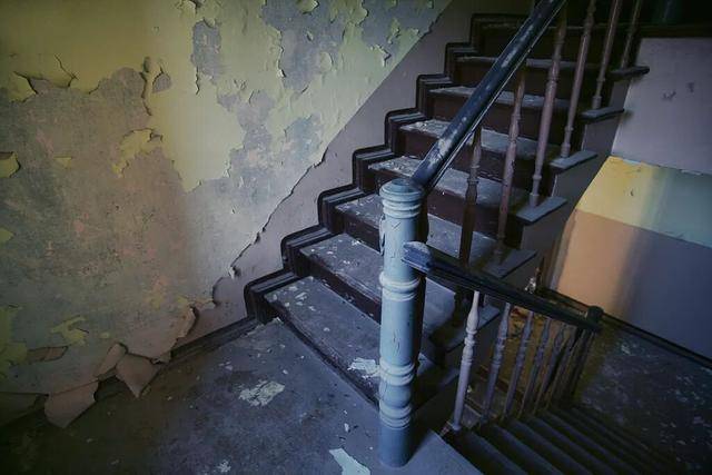 没人住的房子<strong></p>
<p>酒鬼酒股票</strong>，为什么会“老”得特别快？