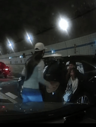 广州一男孩跪地拦车救母感动全网<strong></p>
<p>酒鬼酒股票</strong>,妈妈回应:哭着看完视频,“没有想到孩子这么爱我”