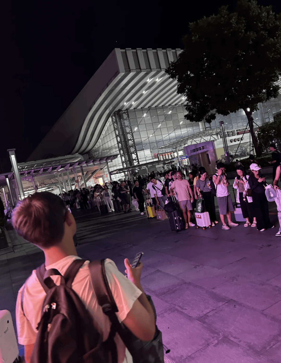 深圳北站凌晨返深被刷爆<strong></p>
<p>赢时胜股票</strong>!附近叫车超200人?别慌!公交地铁加班护送