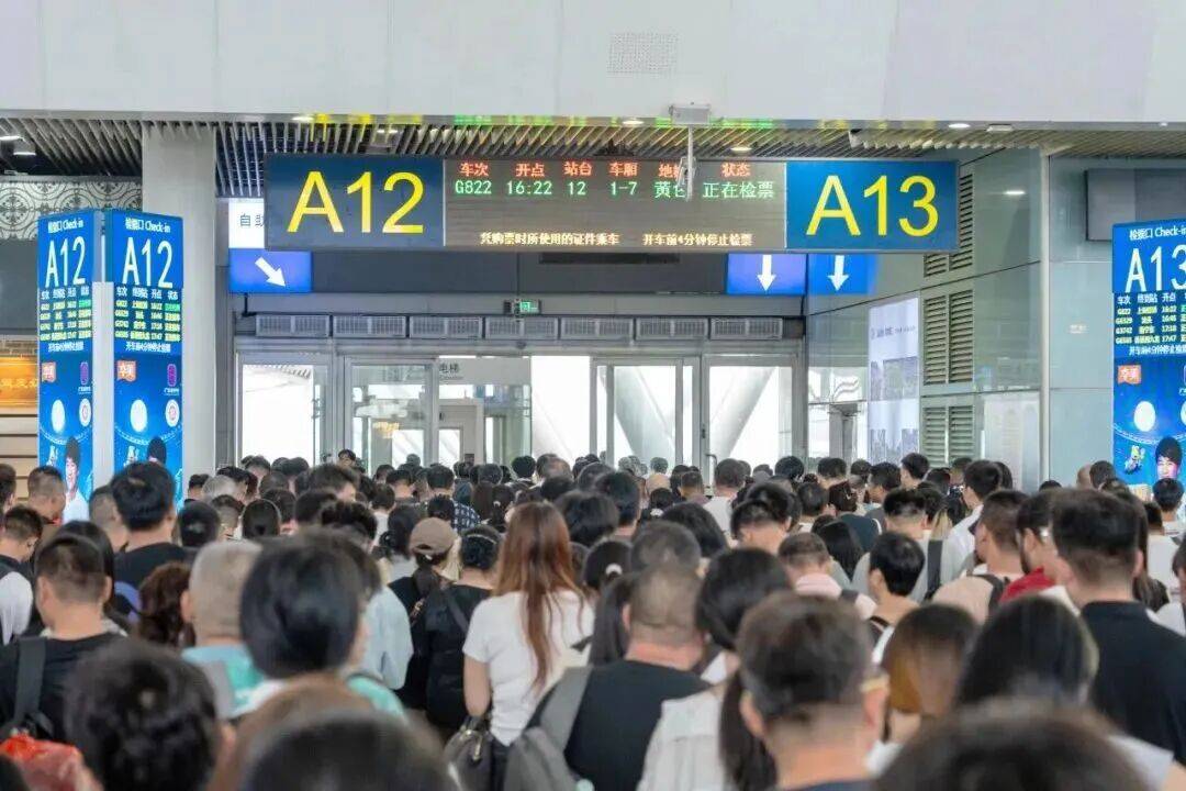 深圳北站凌晨返深被刷爆<strong></p>
<p>赢时胜股票</strong>!附近叫车超200人?别慌!公交地铁加班护送