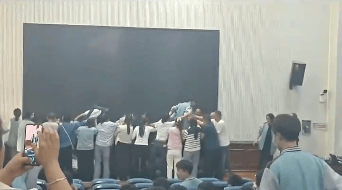 家长跪地被学生轮流踩踏<strong></p>
<p>赢时胜股票</strong>,校方凌晨道歉