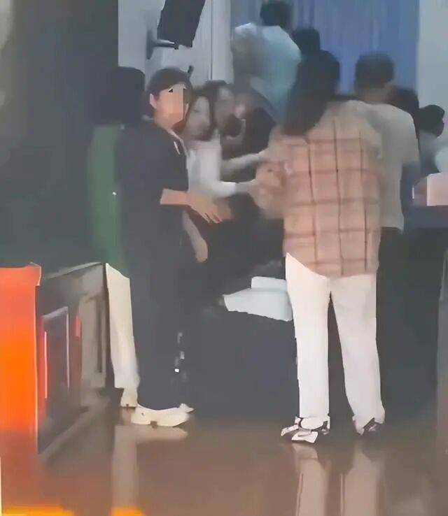 家长们跪成一排<strong></p>
<p>赢时胜股票</strong>，学生蒙眼从背上踩过？教育局回应河南一中学举办活动引热议：正调查处理