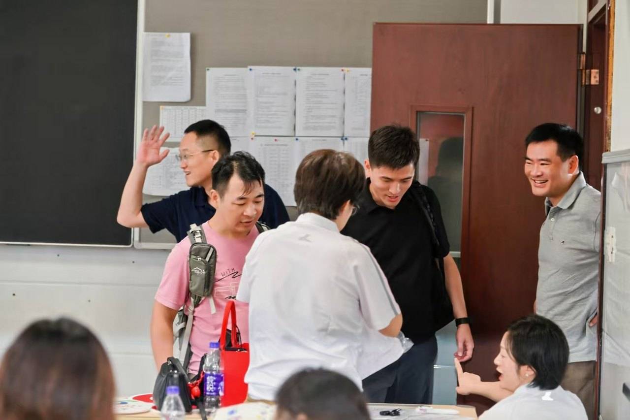 那个让老师骄傲的“调皮”班级!30年同学聚会<strong></p>
<p>华菱钢铁股票</strong>,还伴有一封来自贵州的感谢信