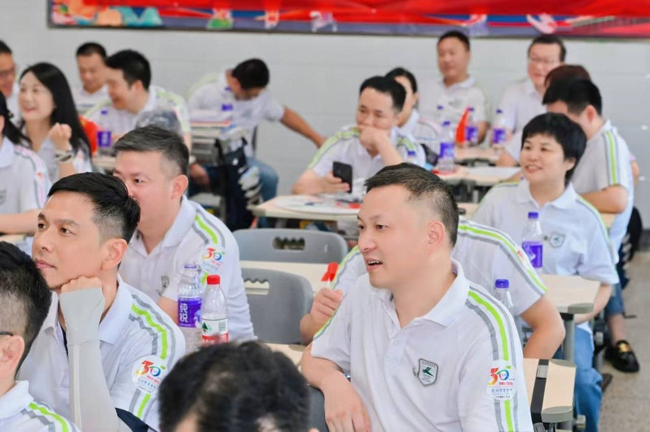 那个让老师骄傲的“调皮”班级!30年同学聚会<strong></p>
<p>华菱钢铁股票</strong>,还伴有一封来自贵州的感谢信