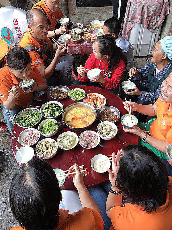 那个让老师骄傲的“调皮”班级!30年同学聚会<strong></p>
<p>华菱钢铁股票</strong>,还伴有一封来自贵州的感谢信