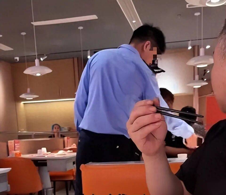 小伙和女友餐厅吃饭<strong></p>
<p>华菱钢铁股票</strong>，被民警赶来戴铐带走；警方回应：其女友与一离家女孩“撞脸”，错抓已道歉