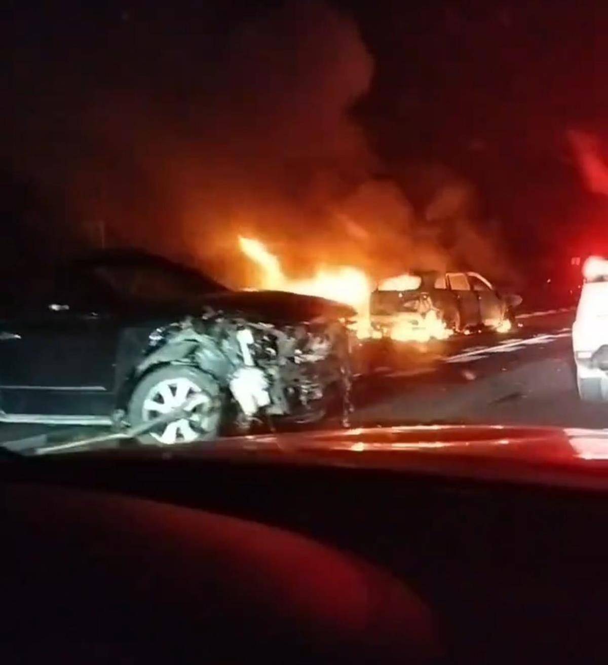 深南高速一车祸致2死3伤<strong></p>
<p>华菱钢铁股票</strong>,一位目击者称车上有甩棍没有当场施救,事后得知两人死亡他“觉得好惭愧”