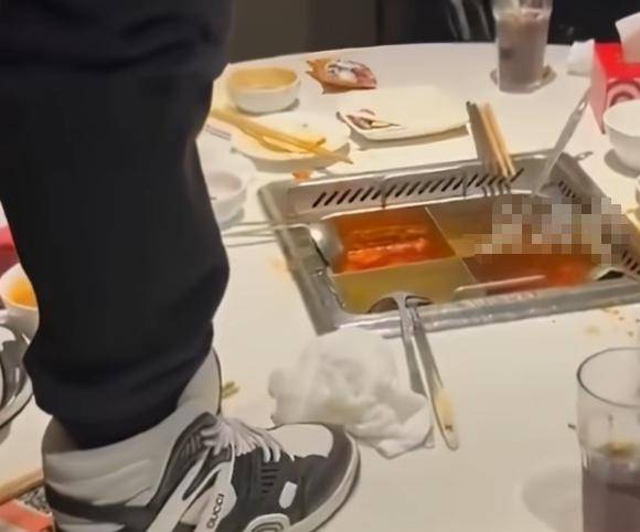 海底捞小便事件判决生效：两名17岁男孩家长赔偿220万元<strong></p>
<p>奥普光电股票</strong>，此前海底捞索赔2300万元