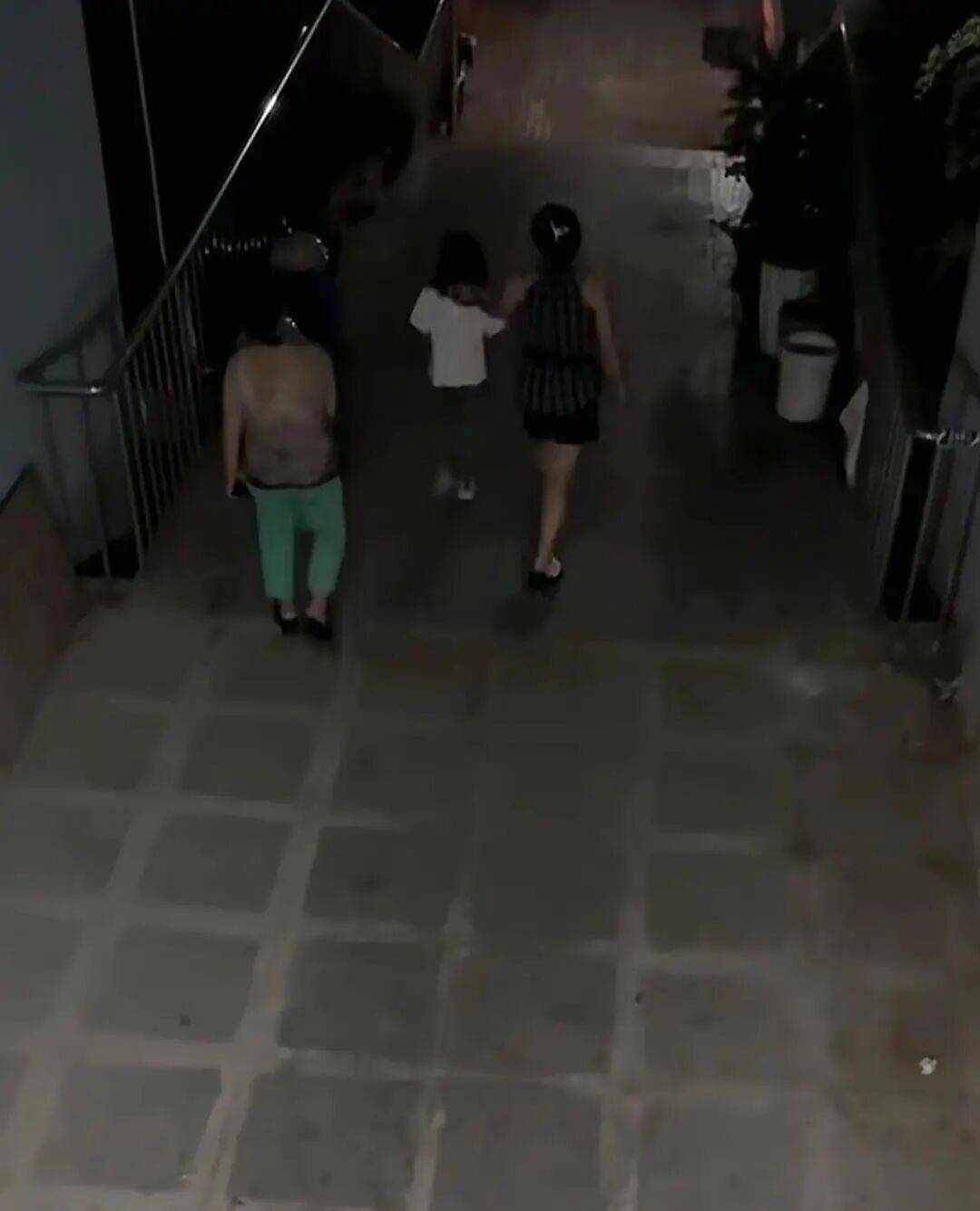 7岁女孩中秋节到同学家玩<strong></p>
<p>奥普光电股票</strong>，2天无人来接，警察上门发现，其单亲父亲已在家中离世……