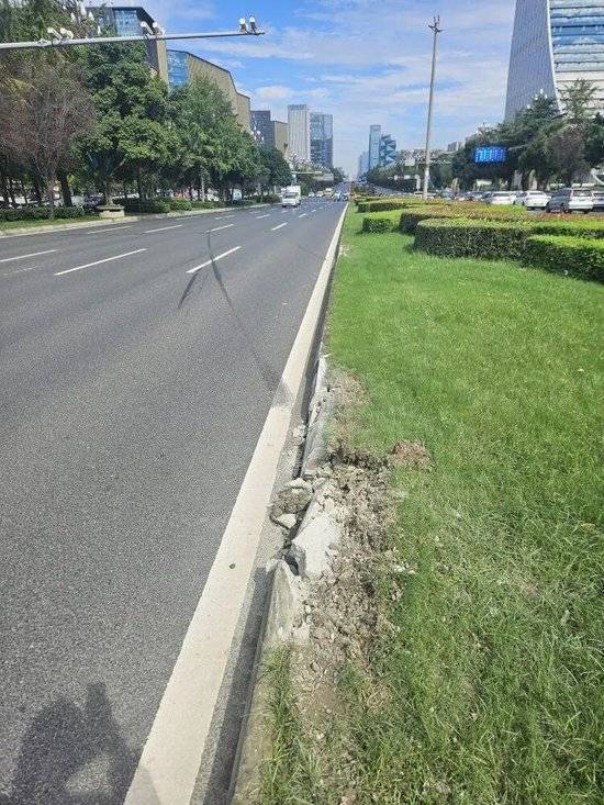 小米汽车失控起火司机遇难<strong></p>
<p>新华百货股票</strong>，目击者称车速150km/h，实探事故地：燃烧留下的印记仍在