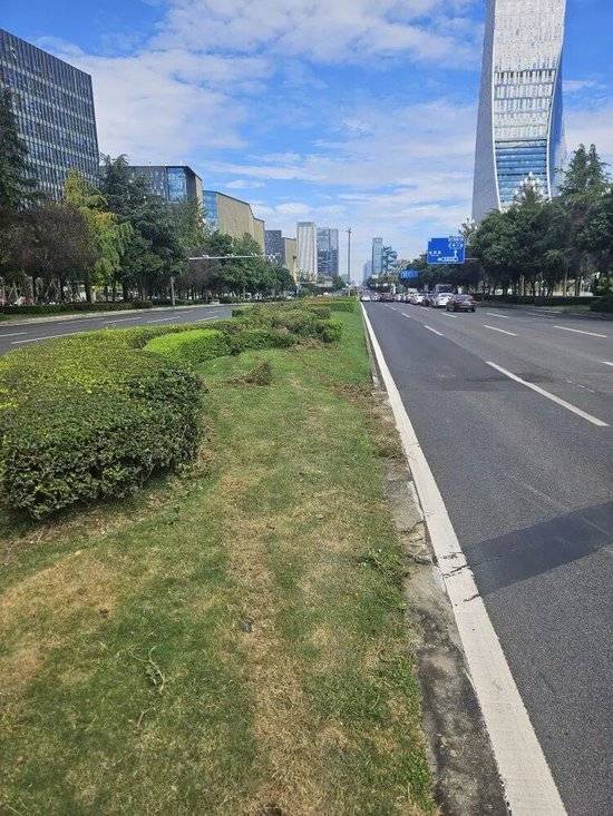 小米汽车失控起火司机遇难<strong></p>
<p>新华百货股票</strong>，目击者称车速150km/h，实探事故地：燃烧留下的印记仍在