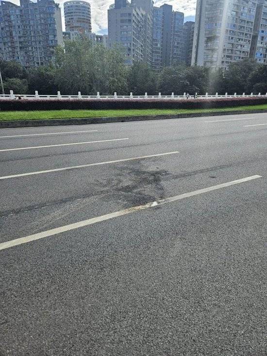 小米汽车失控起火司机遇难<strong></p>
<p>新华百货股票</strong>，目击者称车速150km/h，实探事故地：燃烧留下的印记仍在