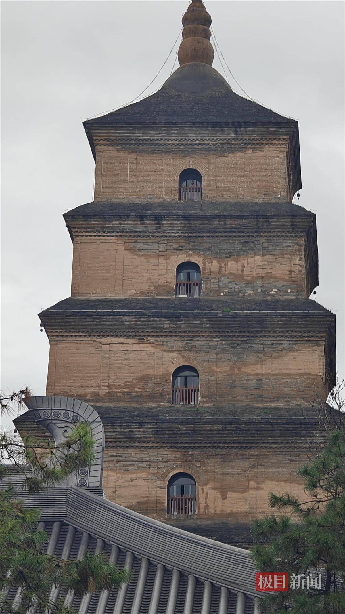 西安连续一个多月降雨遍地长蘑菇<strong></p>
<p>新华百货股票</strong>，大雁塔受潮，城墙布满青苔，气象局解释成因